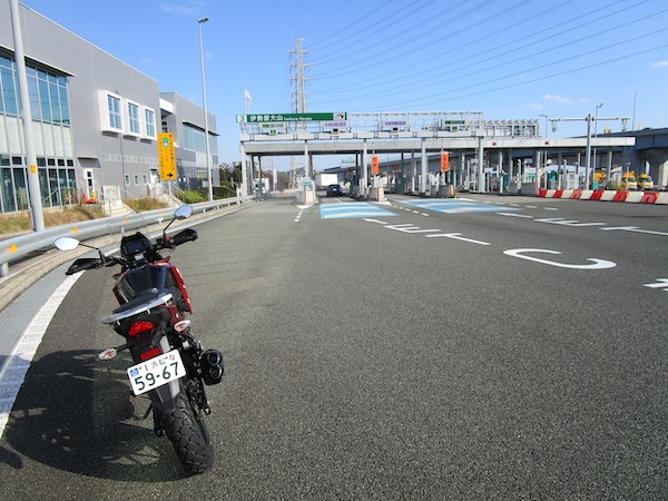新東名の伊勢原大山ICに到着