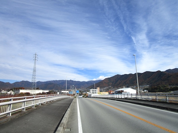 国道411号を行く。ここは塩山