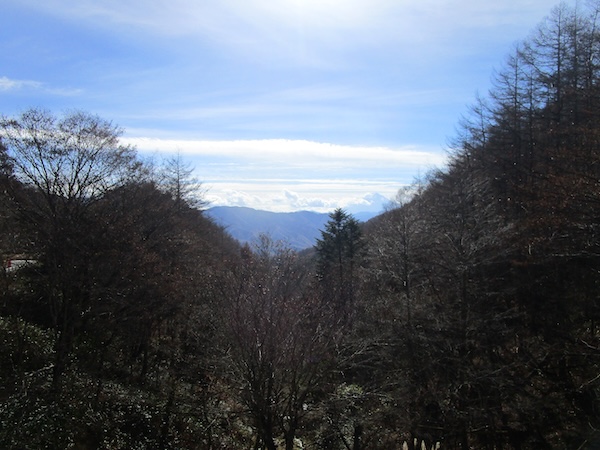柳沢峠に到達。富士山は雲に隠れている