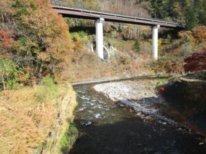 多摩川の流れを見下ろす