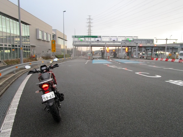 新東名の伊勢原大山ICに到着