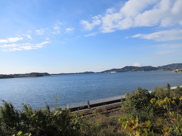 IMG_0030 国道362号から見る浜名湖。天竜浜名湖鉄道の線路が見える