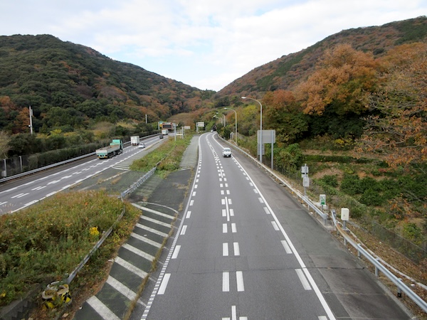 IMG_0065 東名をまたぐ。東名の宇利トンネルが見える