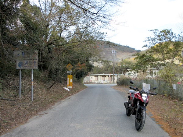 瓶割峠に到達。峠の周辺は砕石場