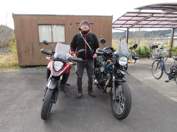 IMG_0162 遠江一宮駅前で『ツーリングマップル』編集長の舛木さんと落ち合う。ここからは舛木さんのヒマラヤンと一緒に走る