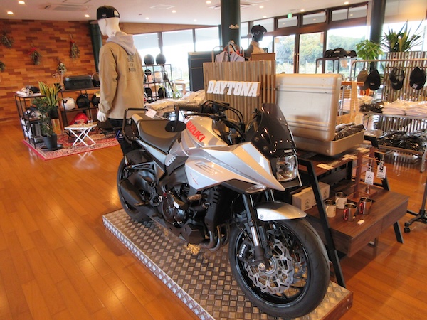 IMG_0166 デイトナのショールームにはスズキのカタナが置かれている
