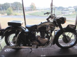 レトロバイクコレクションのコーナーでは昭和33年製造のメグロが目を引く