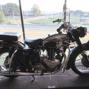 レトロバイクコレクションのコーナーでは昭和33年製造のメグロが目を引く