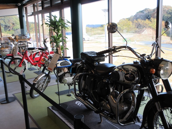 IMG_0176 レトロバイクコレクションのコーナー。奥にホンダのゴールドウィンが見える