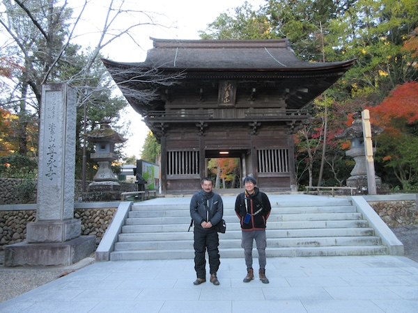 法多（はった）山にやってきた。舛木さん（右）、中村さんと歩く