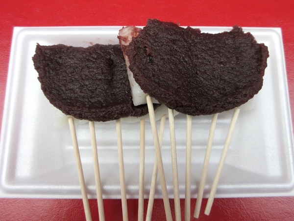 名物団子は団子というよりも餅。餡がほどよい甘さ