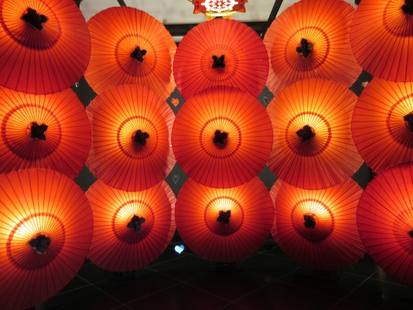 法多山の和傘アート