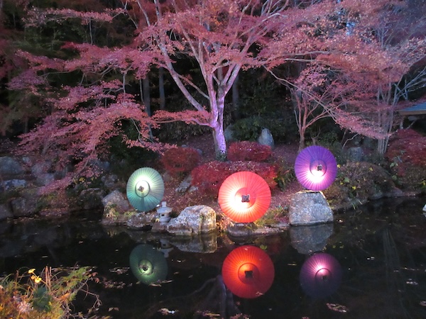 法多山の和傘アート