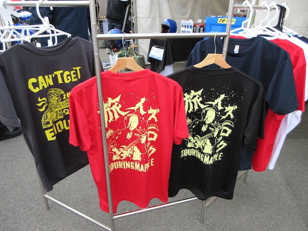 『ツーリングマップル』のブースに「カソリTシャツ」が並ぶ。カッコいい！