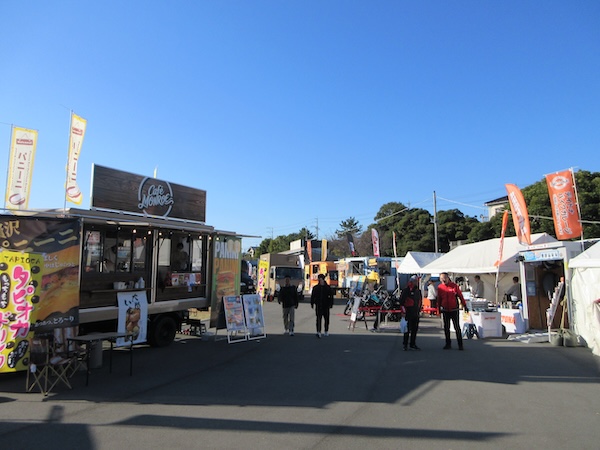 「バイクのふるさと浜松2025」の会場には何台ものキッチンカーが並ぶ