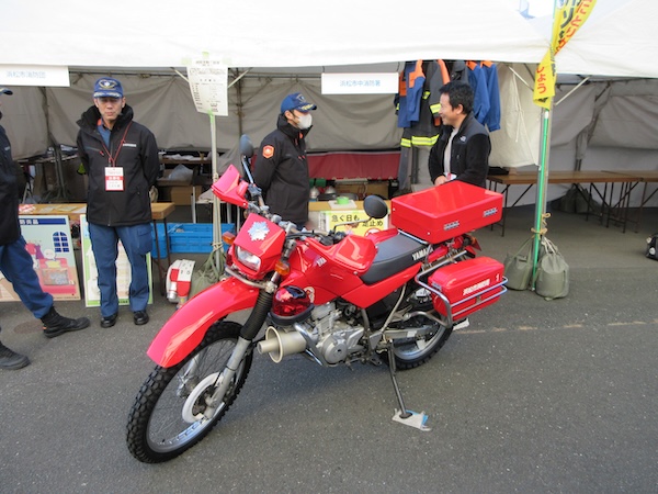 浜松市中消防署の消防バイクが展示されている