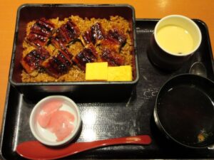 和食「さと」の「うな重セット」を食べる