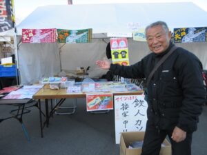 「バイクのふるさと浜松2025」の2日目。『ツーリングマップル』のブースに立つカソリ