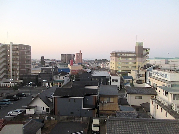 IMG_0352 「豊川ビジネスホテル」の部屋から眺める夜明けの豊川