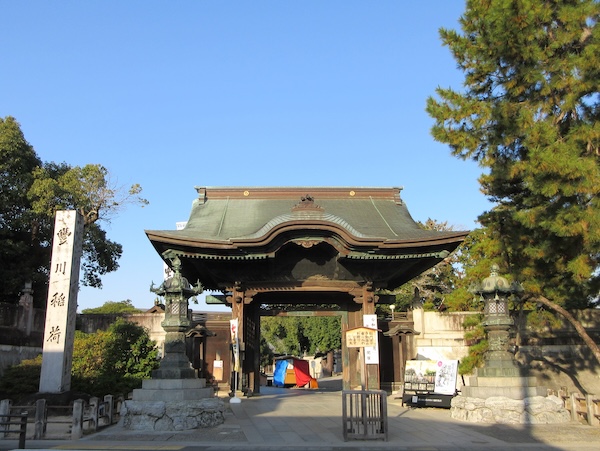 豊川稲荷には総門から入る