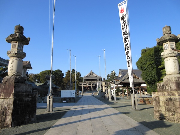 豊川稲荷の参道を歩く
