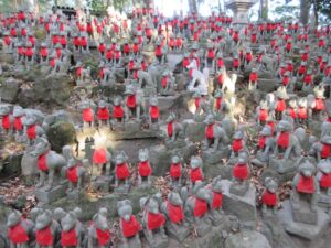 狐塚に奉納された無数の狐