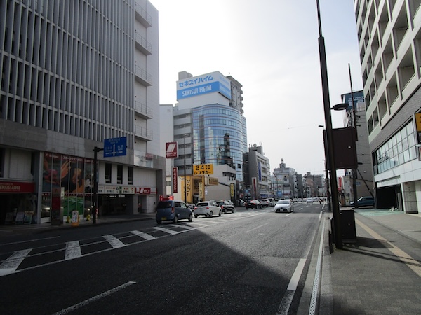 静岡の中心街を行く