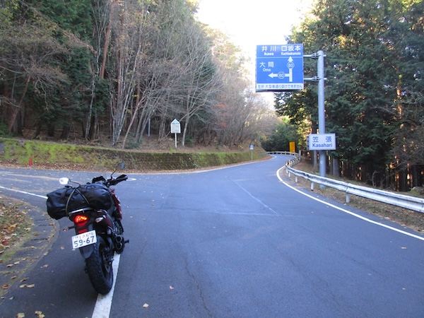 笠張峠を越えて県道60号に合流