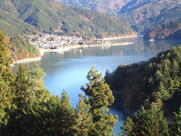 井川ダムの井川湖が見えてくる