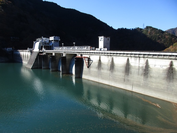 重力式ダムの井川ダム