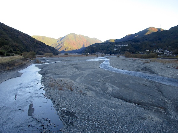 安倍川の流れに沿って梅ヶ島へ