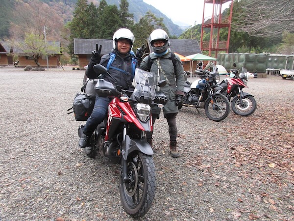 梅ヶ島に到着したマコさん（左）と舛木さん