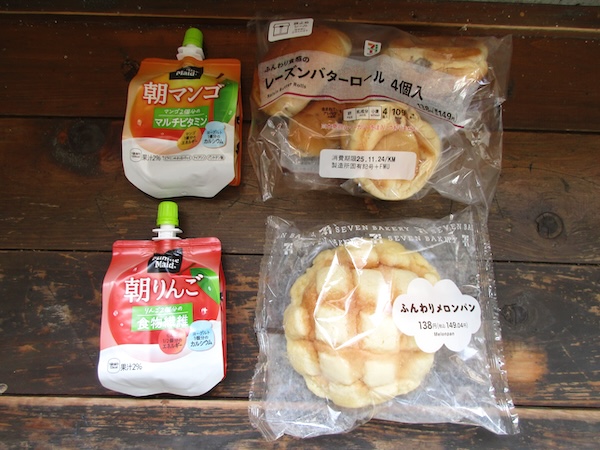 IMG_0972 十島駅の待合室でパンを食べる