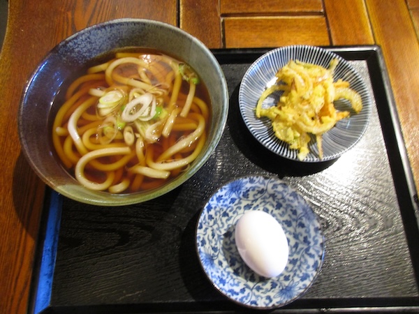 IMG_0998 「ポッポ駅前屋」の「うどん」を食べる