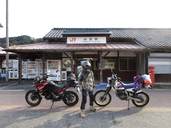 IMG_1001 山北駅前に立つ坂間克己さん